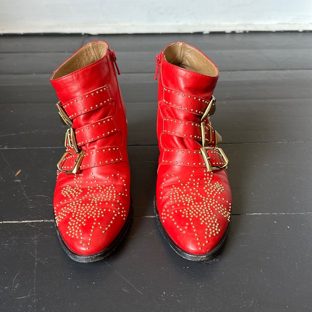 Authentic Chloe Suzanna buckled healed booties. Size 36